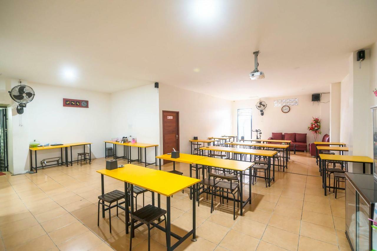 Sentosa Guest House Pontianak Extérieur photo
