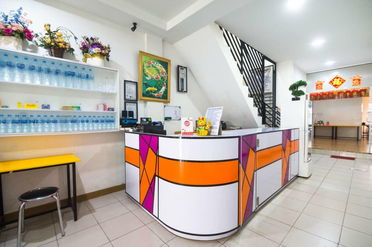 Sentosa Guest House Pontianak Extérieur photo